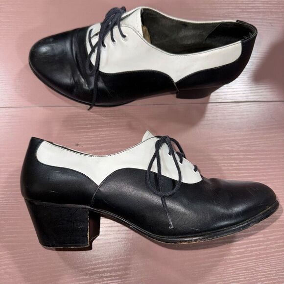 Vintage 1970s Two Tone Saddle Shoes // Black and White Leather Lace Up Cuban Hee - Picture 1 of 7